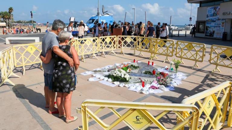 Cada agosto, en Cambrils, se rinde homenaje a las víctimas de los atentados en el paseo marítimo de Cambrils. FOTO: Raúl Cosano