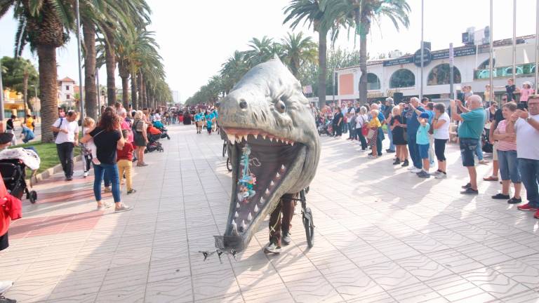 La Morena llamó la atención de los turistas que paseaban por el paseo Jaume I. Foto: Àngel Ullate