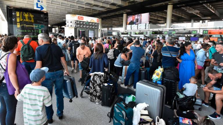 Miles de viajeros han sufrido la cancelación de sus vuelos. Foto: EFE