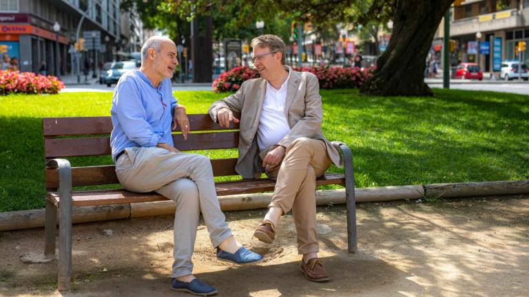 Joan Ruiz (PSC) y Ferran Bel (PDeCAT) charlan en la Plaça Imperial Tarraco. FOTO: Àngel Ullate