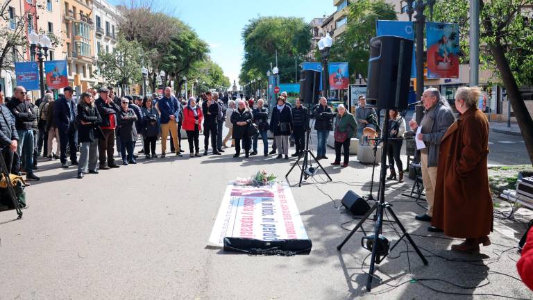 El acto, lleno de solidaridad y respeto hacia Knafo, se celebró en la Rambla Nova. foto: alba mariné