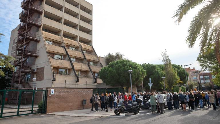 Protesta de treballadors i familiars contra el tancament de la Residència pública de gent gran de Reus, el passat 27 d’octubre. Foto: Alba Mariné