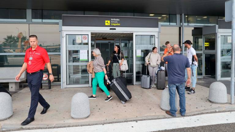 Pasajeros llegando al Aeropuerto de Reus. Foto: Alba Mariné