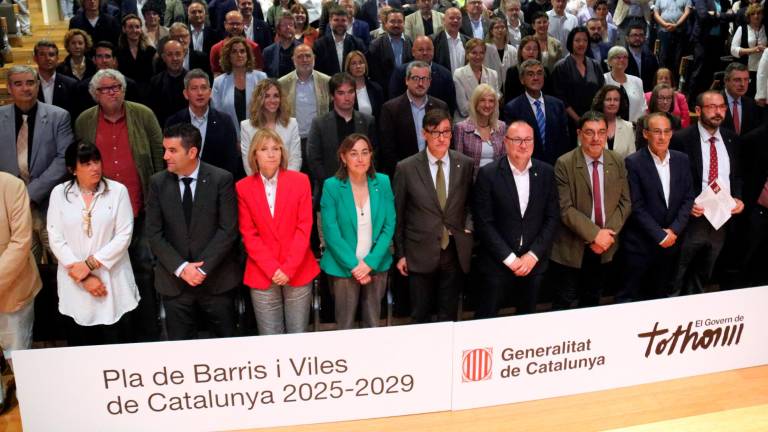Foto de familia tras la presentación del Pla de Barris. Foto: ACN