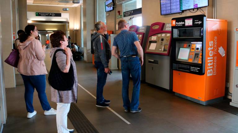 Usuarios de Rodalies en Tarragona durante este domingo. Foto: Ariadna Escoda/ACN