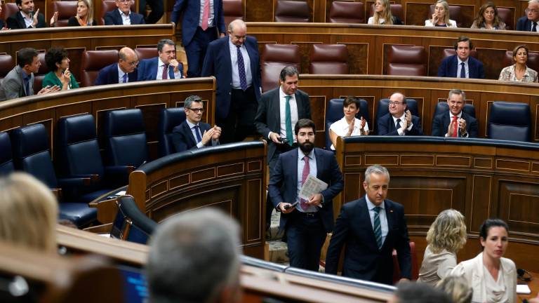 Varios diputados de VOX abandonan el hemiciclo en protesta por el uso de lenguas cooficiales durante el primer pleno del Congreso de la XV Legislatura que este martes aprobará la toma en consideración de la reforma del reglamento de la Cámara para permitir su uso. Foto: EFE