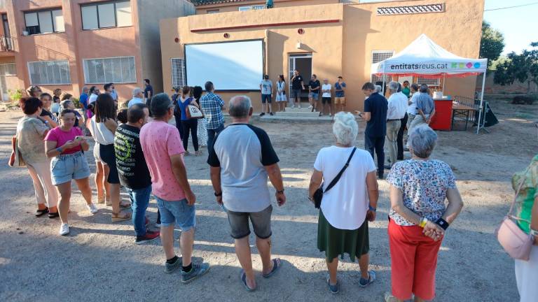 Vecinos del barrio Pelai delante de la sede vecinal al arrancar sus fiestas, hace un tiempo. Foto: A. M.