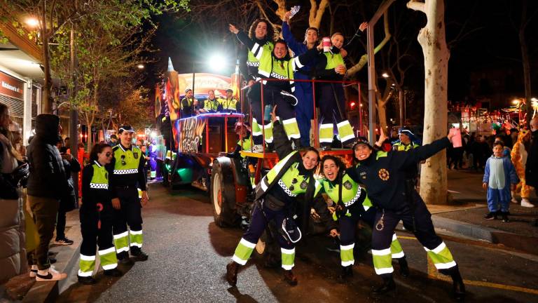 La Penya dels Petes, venidos de La Selva del Camp, durante la rúa de las comparsas realizada ayer en Reus. Foto: Alba Mariné