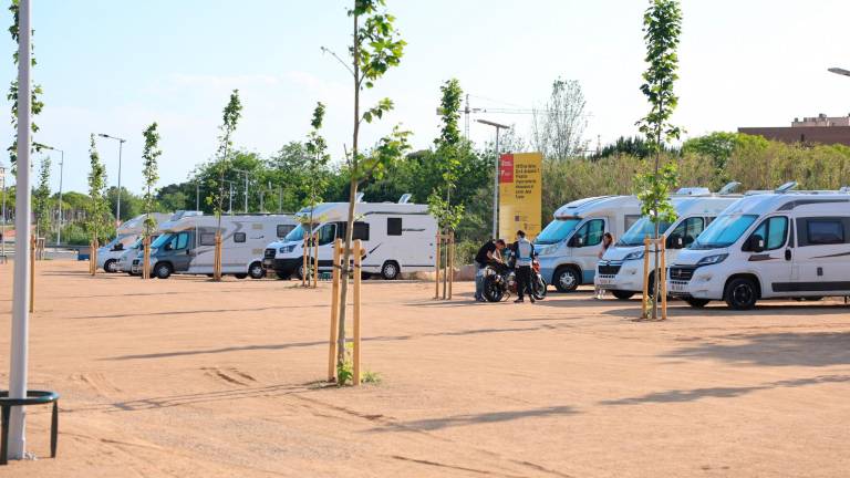 La zona de aparcamiento para autocaravanas, situada en la calle Joan Fuster de Salou. Foto: Alba Mariné
