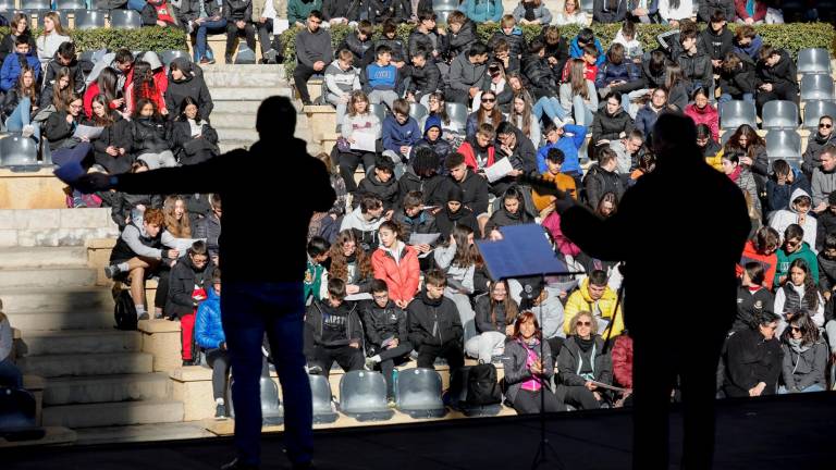 Cientos de adolescentes escuchando las versiones de los músicos. Foto: Pere Ferré