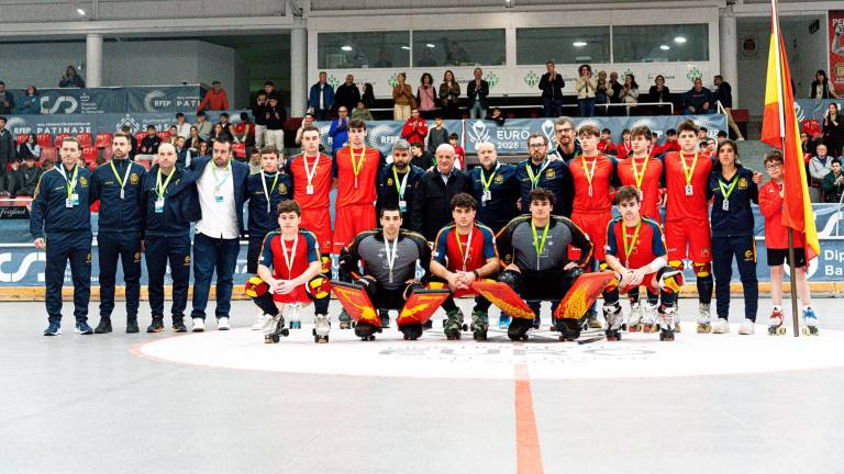 Los jugadores de España posan con la plata. foto: David Valiente