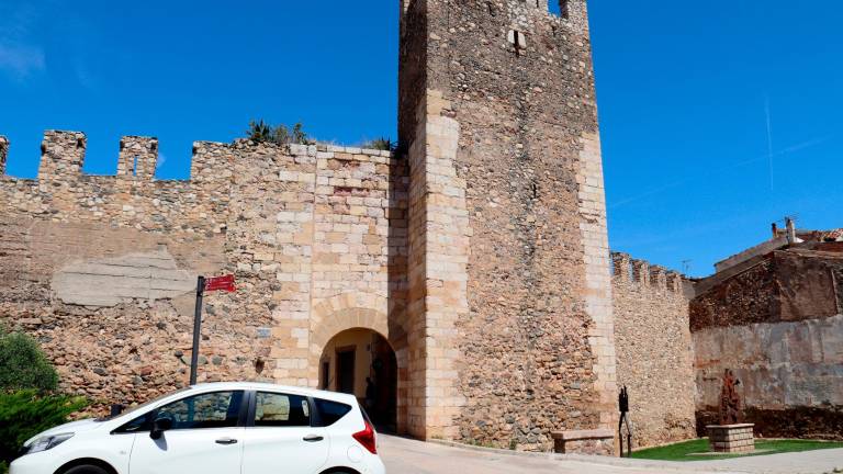 Imagen de la torre desde el exterior de la muralla. Foto: Neus Bertola/ACN