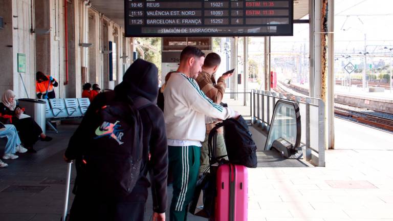 Imagen de un usuario esperando el tren en Tarragona. Foto: ACN