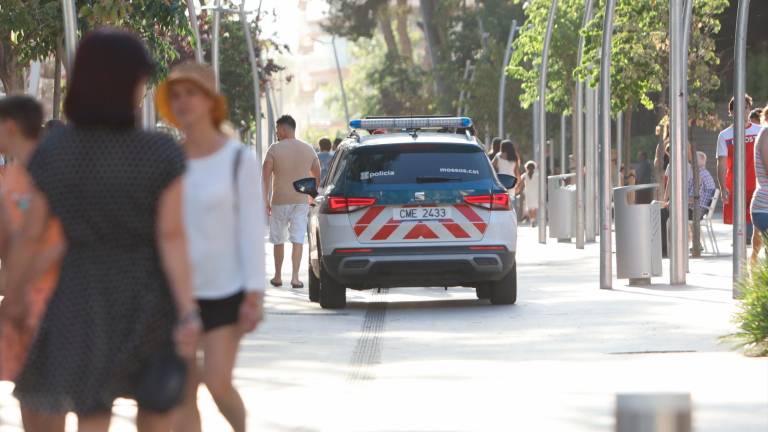 Un vehículo de los Mossos patrullando por la avenida Carles Buïgas, uno de los centros neurálgicos de turistas en Salou. Foto: Alba Mariné