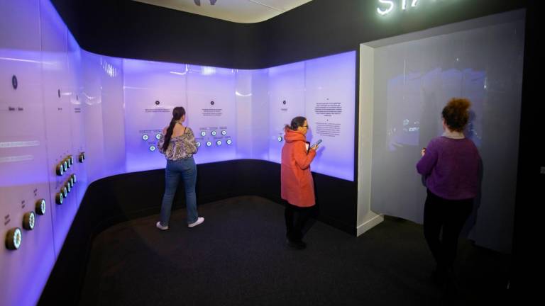 Durante el recorrido por la exposición los visitantes deben responden diferentes preguntas a través del dispositivo Coin. Foto: Àngel Ullate