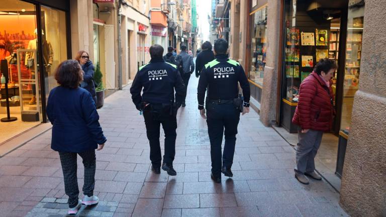 Dos agentes de la Guàrdia Urbana de Reus, de patrulla por la calle de Jesús de Reus. Foto: Alba Mariné