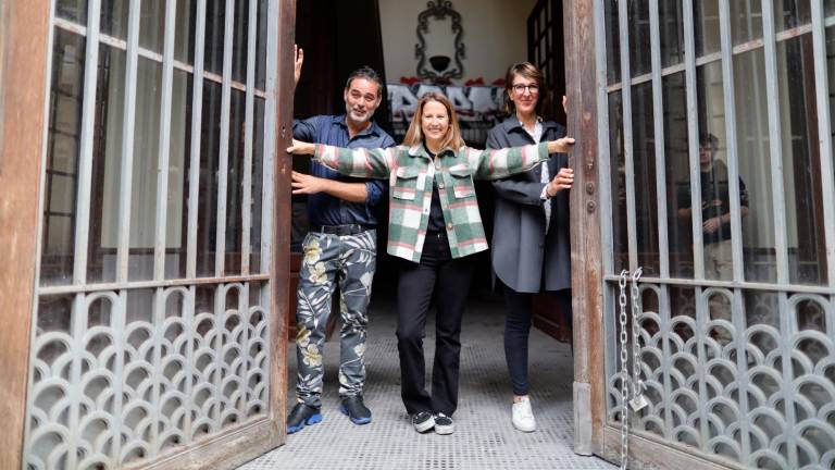 La conselleria de Cultura, Inés Solé, reabre de forma simbólica el edificio de la Tabacalera. FOTO:
