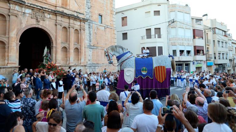 El Seguici Festiu va encapçalar la processó en honor a sant Jaume. foto: Alba Mariné