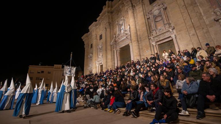 Representants de diferents confraries porten el Sant Crist de la Puríssima pels carrers del nucli antic tortosí. Foto: Joan Revillas