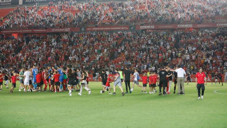<b>Locura en el Nou Estadi tras derrotar al Sevilla Atlético</b>