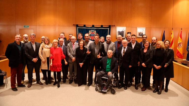 Los cambrilenses reconocidos, junto al alcalde y concejales del consistorio. Foto: Alba Mariné