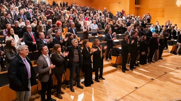 Autoridades (en primera fila) y el resto de asistentes a la gala de la Bona Gent aplauden puestos en pie al acabar el eventro celebrado en el TAS de Salou. Foto: Àngel Ullate