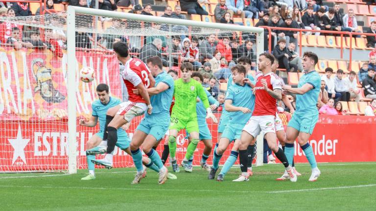 Ni en ataque, ni en defensa, el Nàstic no pudo con el Bilbao Athletic. Foto: Àngel Ullate