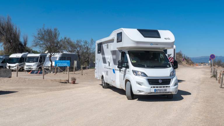 Un grup d’autocaravanes a Riumar, a Deltebre, un punt on s’espera l’afluència de visitants aquests dies. Foto: J. Revillas