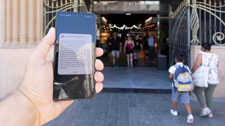 La alerta de Protección Civil sobre el simulacro, en el Mercat Central de Tarragona. Foto: ÀNGEL ULLATE