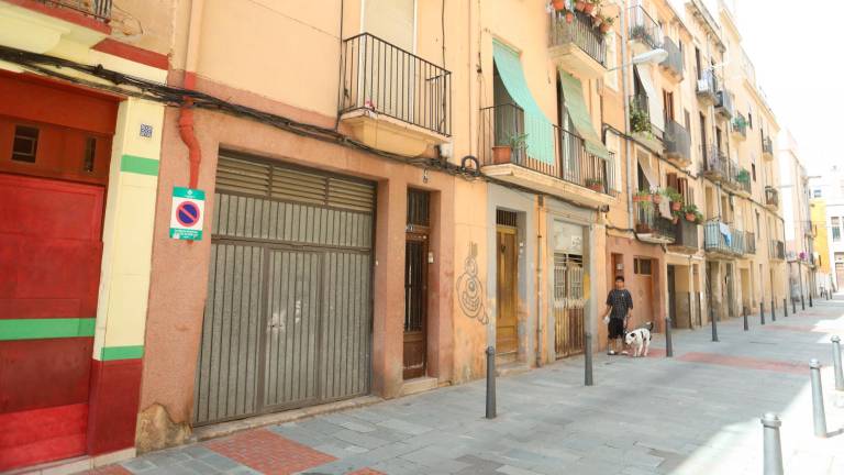 El edificio que se rehabilitará se encuentra en la calle Estel, número 4. FOTO: Alba Mariné