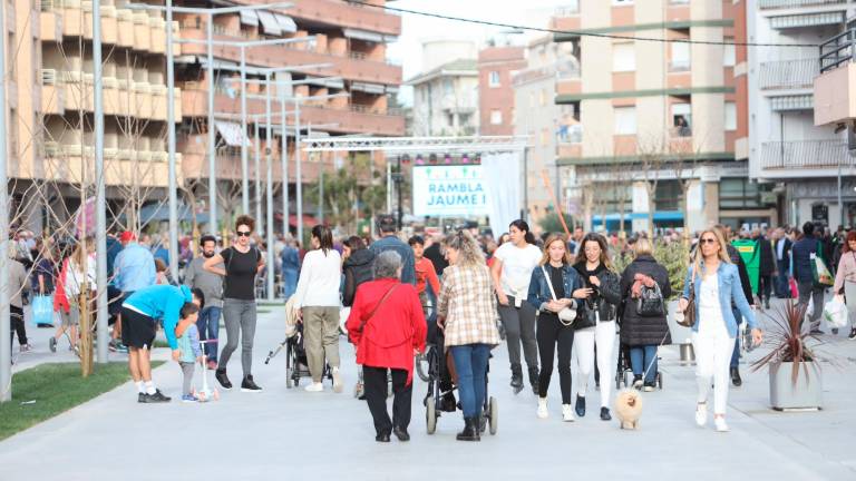 A lo largo de toda la tarde hubo un gran ambiente de personas paseando por la Rambla. Foto: Alba Mariné