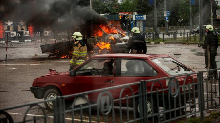 Un coche arde tras un ataque de misiles este jueves en el metro de Járkov. Foto: EFE