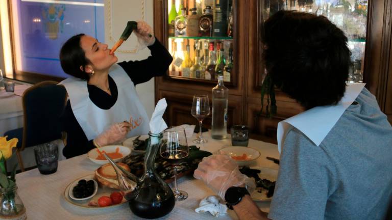 La Isabel, veïna de Barcelona, menja un dels primers calçots de la temporada al restaurant Casa Fèlix de Valls. Foto: ACN