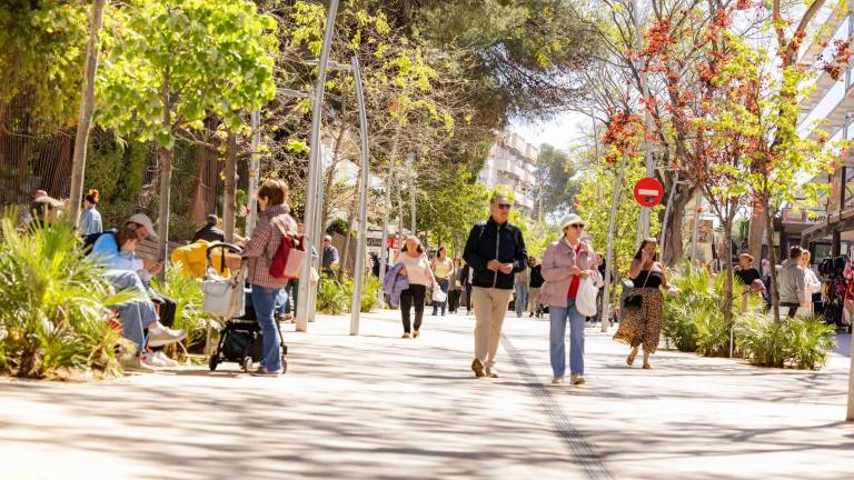 Turistas paseando por la calle Carles Buïgas de Salou durante esta Semana Santa. Foto: Àngel Ullate