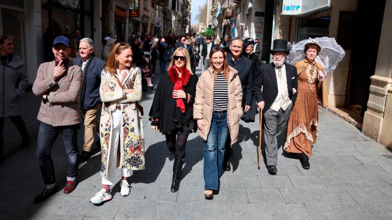 La comitiva, amb actors vestits d’època a la dreta, al carrer Llovera. Foto: Alba Mariné