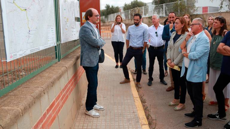 El president del Consell Comarcal de la Conca de Barberà, Joan Canela, explica les obres a la consellera Sílvia Paneque. Foto: ACN