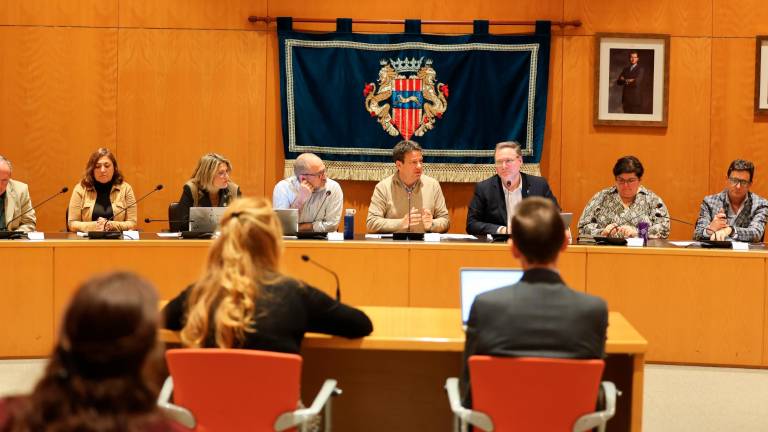 El alcalde, Oliver Klein, y concejales del nuevo gobierno, en uno de los últimos plenos. Foto: Alba Mariné