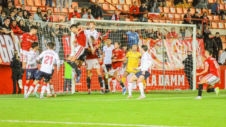Pablo Trigueros remata a gol con la cabeza ante la Cultural. FOTO: àngel ullate