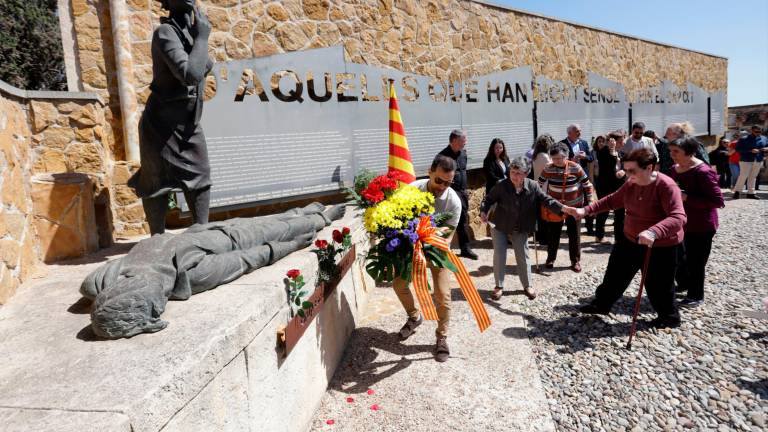 Imagen del acto de ayer en el cementerio de Tarragona. Foto: Marc Bosch