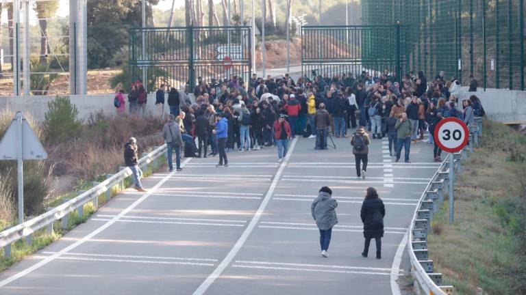 Los trabajadores cortan el acceso a varias cárceles catalanas, entre ellas Mas d’Enric. Foto: Marc Bosch