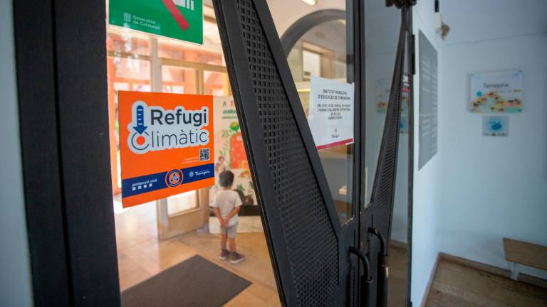 Una pegatina en el IMET indica que es refugio climático. Foto: Marc Bosch