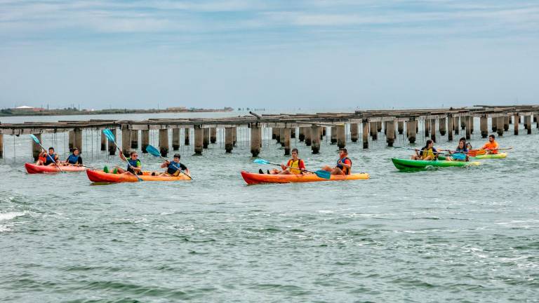 $!La práctica de kayak es muy habitual en la bahía de Alfacs. Foto: Patronat de Turisme de la Diputació de Tarragona