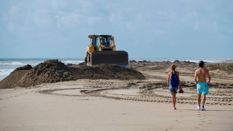 Máquinas trabajando para depositar arena en el Trabucador, en el Delta. Foto: Joan Revillas