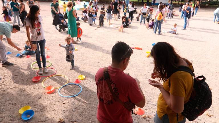 Familias y niños jugando y comiendo castañas ayer en el Parc de la Ciutat. Foto: Àngel Ullate