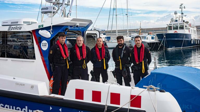 La embarcación Josefina Castellví y algunos de los agentes. FOTO: Àngel Ullate