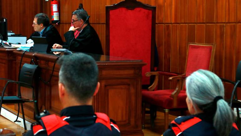 El acusado de agredir sexualmente a una menor en Tarragona en febrero de 2024, de espaldas, al inicio del juicio celebrado en la Audiencia. Foto: ACN