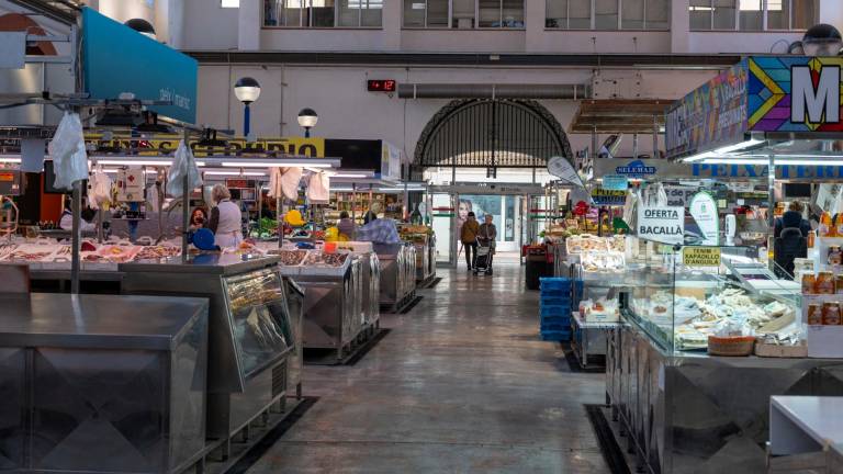Fotografia de l’Interior del Mercat Municipal d’Amposta. Foto: Joan Revillas