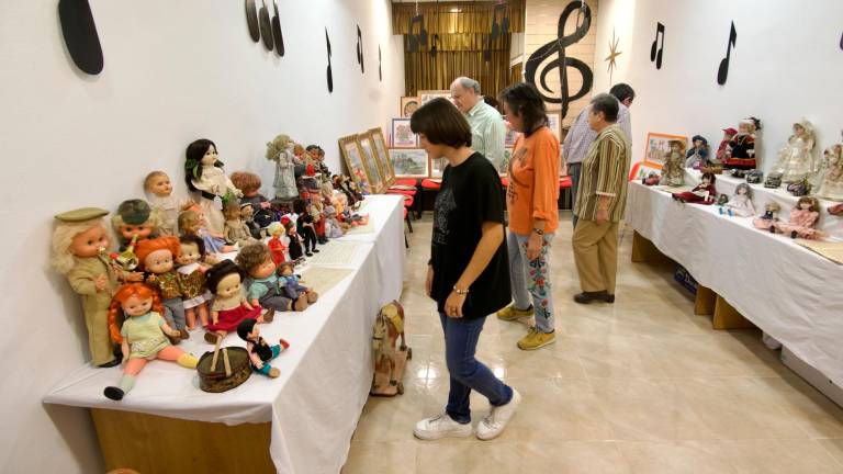 L’exposició fa un viatge nostàlgic a la infància amb joguets antics i quadres fets a punt de creu. foto: Joan Revillas