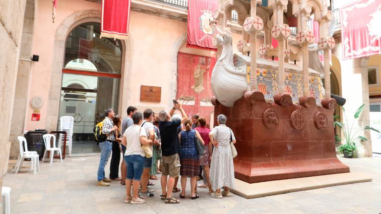 Un momento de la vista al Mausoleu de Jaume I, en el interior del Ayuntamiento. foto: alba mariné