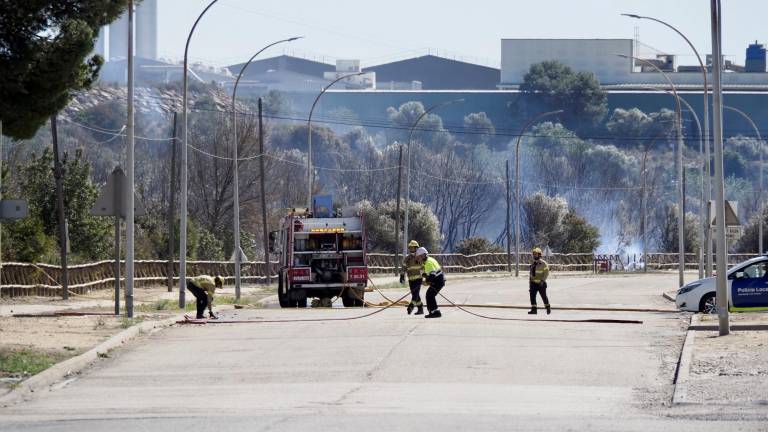 Los bomberos remojando el perímetro. Foto: Joan Revillas